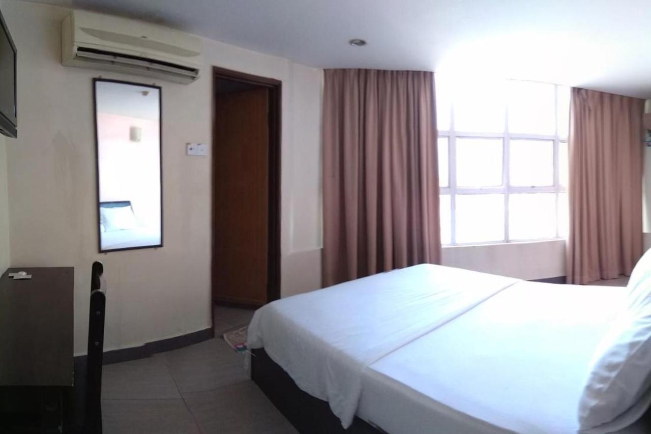 Oyo 90021 Star View Hotel Kampong Batu Tiga Quarto foto