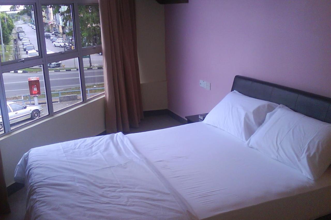 Oyo 90021 Star View Hotel Kampong Batu Tiga Quarto foto